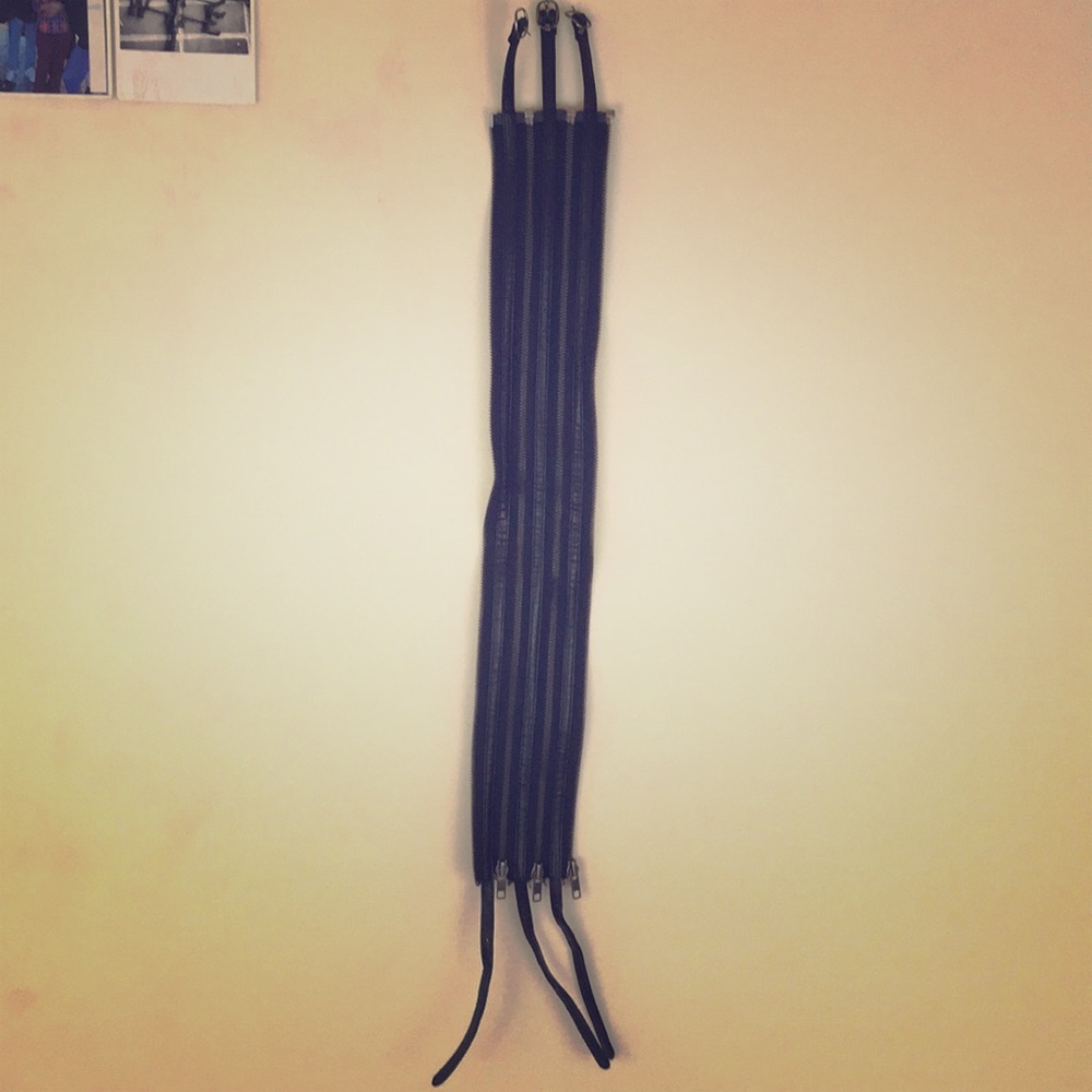 Fun and sexy black zipper belt!
